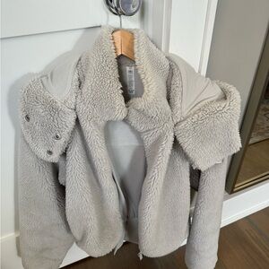 Alo Sherpa jacket in gray in xs. Used but good condition.